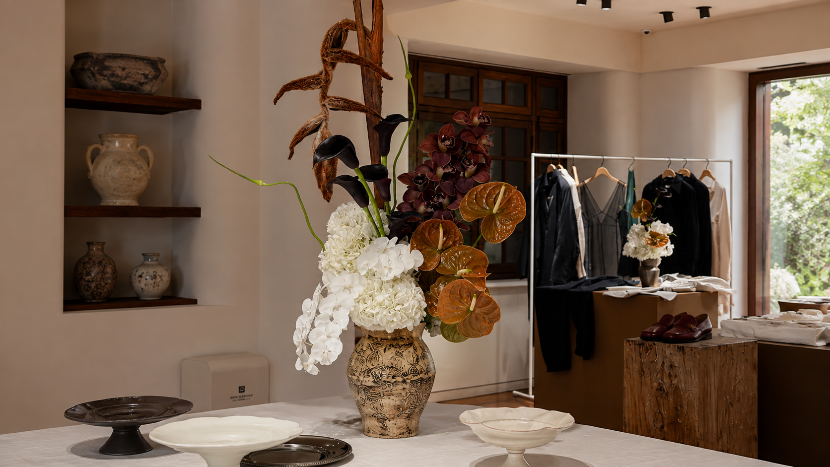 How to Style Ceramic Vases: Creating Elegant Spaces with Timeless Home Decor